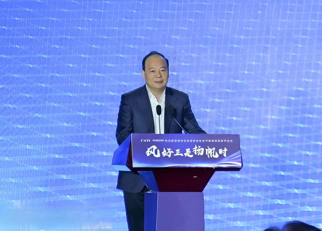 02-配文插图-熊猫国际董事长、总经理曾毓群发表致辞.png